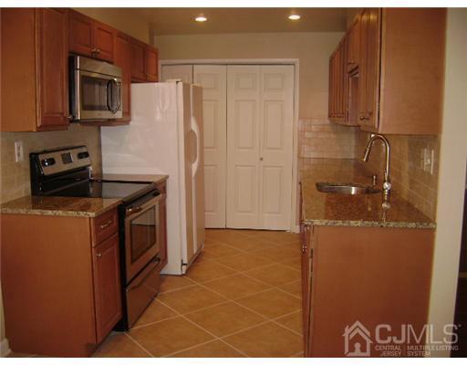 107 Chatham Dr in Monroe Township, NJ - Building Photo