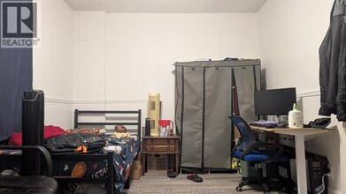 237-237 Crawford Ave in Windsor, ON - Building Photo - Building Photo