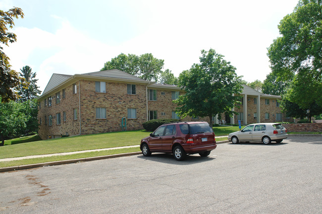 Maple Commons in Bloomington, MN - Foto de edificio - Building Photo