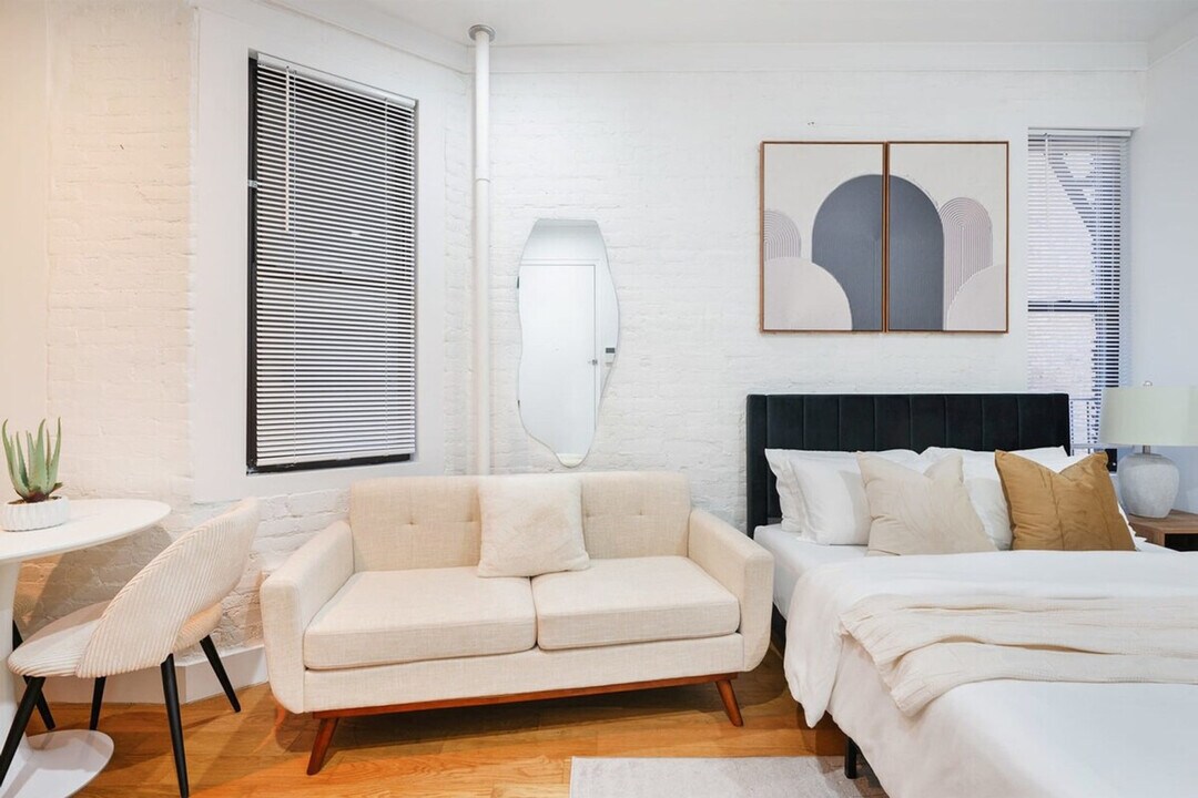 403 E 69th St in New York, NY - Building Photo