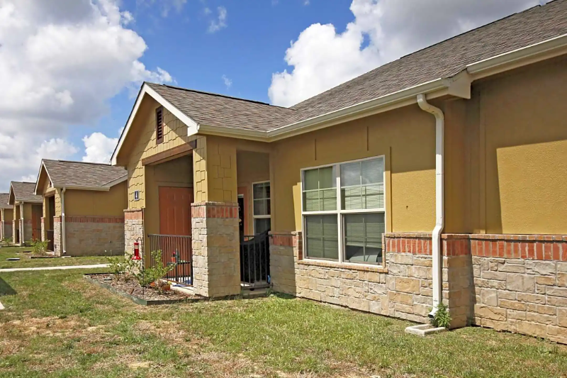 113 W Reunion St in Fairfield, TX - Building Photo