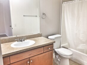 8735 Variel Ave, Unit 104 in Canoga Park, CA - Foto de edificio - Building Photo