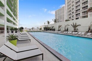 1756 N Bayshore Dr, Unit 14O in Miami, FL - Building Photo