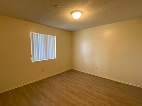 Las Palmas Apartments in Fontana, CA - Foto de edificio - Building Photo