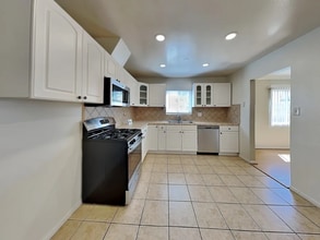 7945 Lasaine Ave in Los Angeles, CA - Foto de edificio - Building Photo