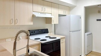 677 SW 111th Ave in Pembroke Pines, FL - Building Photo