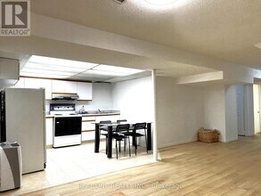 684 Savoy Crescent in Mississauga, ON - Building Photo - Building Photo