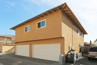 16541 Sabot Ln in Huntington Beach, CA - Foto de edificio - Building Photo