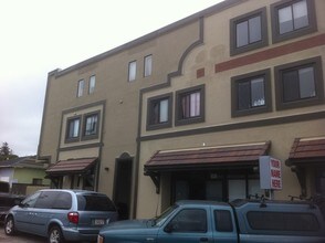 City Center Plaza in Seaside, CA - Foto de edificio - Building Photo