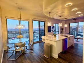 200 W Sahara Ave, Unit 1808 in Las Vegas, NV - Foto de edificio - Building Photo