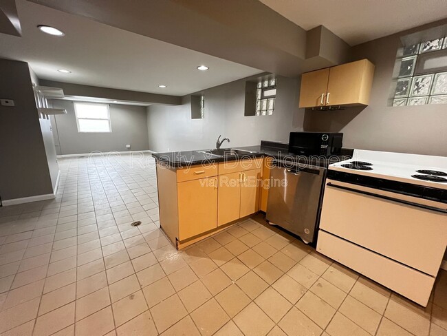 2227 N Clybourn Ave in Chicago, IL - Building Photo - Building Photo