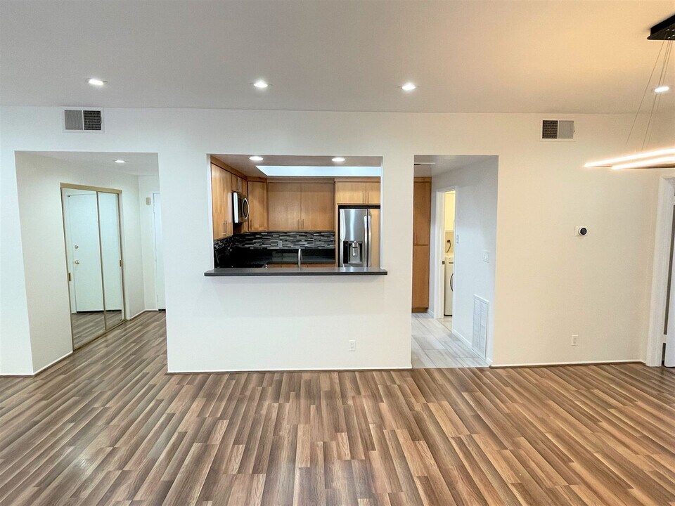 8180 Manitoba St in Los Angeles, CA - Building Photo