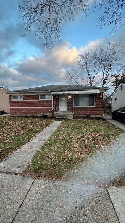 23070 Scotia Rd in Oak Park, MI - Building Photo