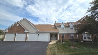 67 Beechmont Ct in Schaumburg, IL - Building Photo