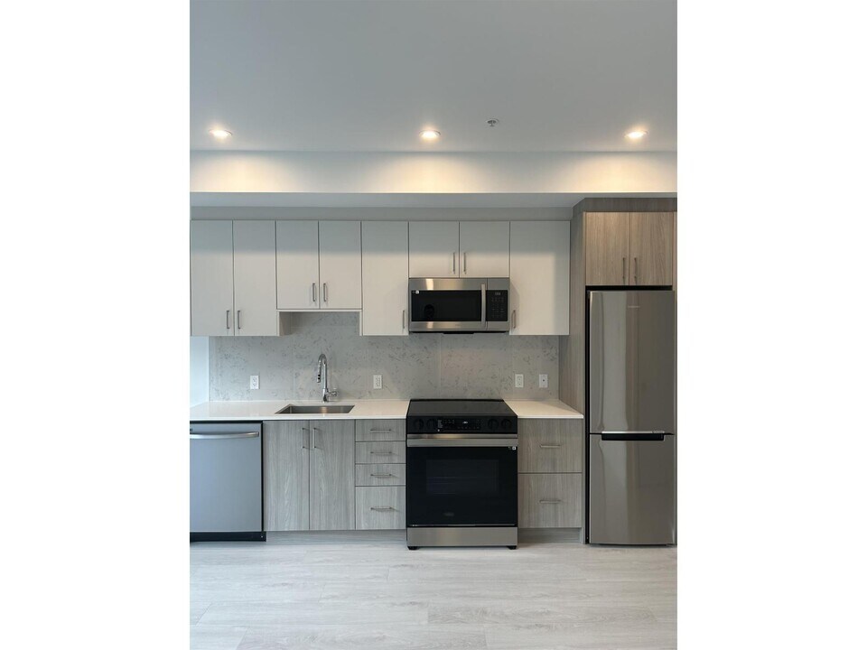 13858-13108 E20X in Surrey, BC - Building Photo