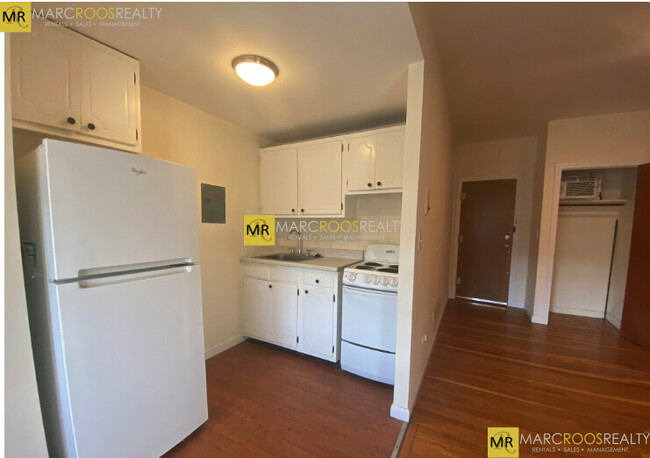 1305 Commonwealth Ave, Unit 504 in Boston, MA - Building Photo - Building Photo