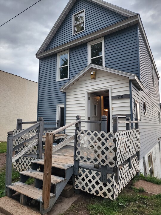 26 E 5th St in Duluth, MN - Foto de edificio