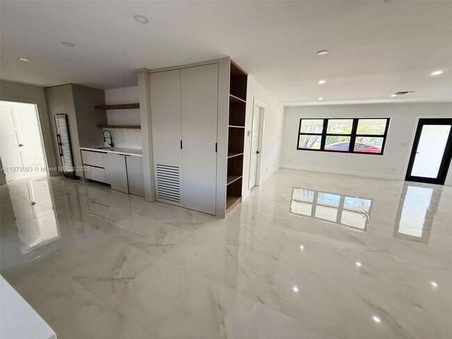 4021 NE 17th Terrace in Oakland Park, FL - Building Photo - Building Photo