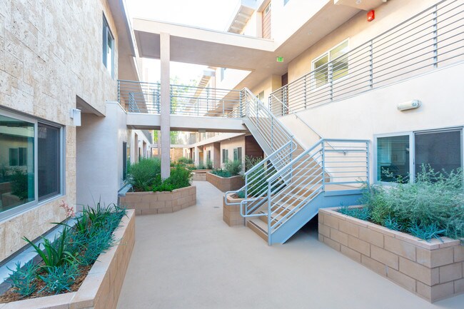 366 Burchett St in Glendale, CA - Foto de edificio - Other