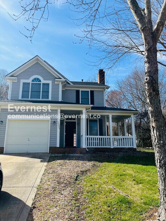 11925 Long Forest Dr in Charlotte, NC - Foto de edificio