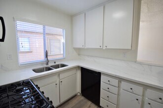 21350 Parthenia St in Los Angeles, CA - Building Photo - Building Photo