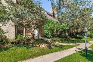 1011 Hamblen Rd in Houston, TX - Building Photo