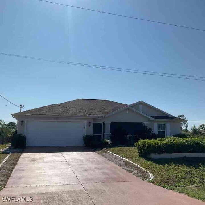 3003 12th St SW in Lehigh Acres, FL - Foto de edificio