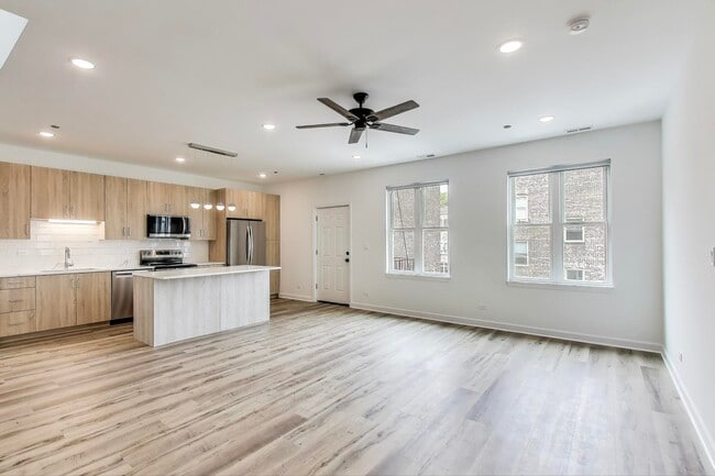 5126 S Kenwood Ave, Unit 301 in Chicago, IL - Building Photo - Building Photo