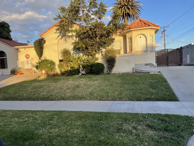 3026 S West View St in Los Angeles, CA - Foto de edificio - Building Photo