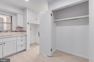 4242 Pine St in Philadelphia, PA - Foto de edificio - Building Photo