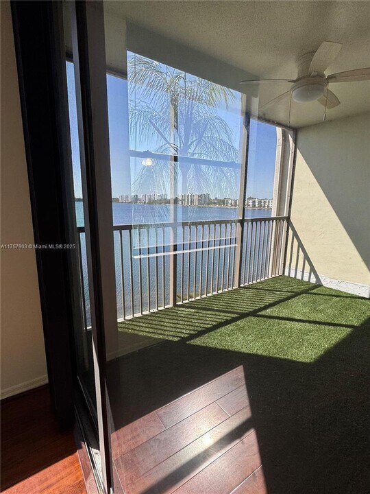 110 Lake Emerald Dr, Unit 405 in Oakland Park, FL - Foto de edificio
