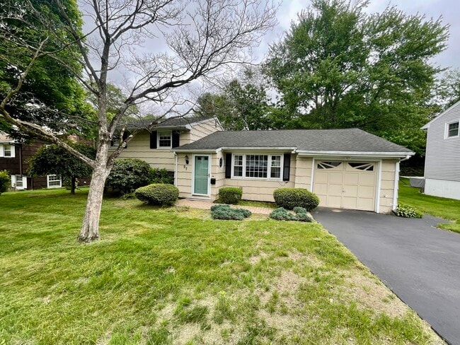 97 Pepperidge Cir in Fairfield, CT - Building Photo - Building Photo