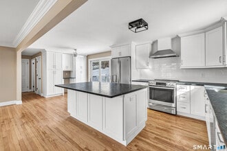 139 Walnut Tree Hill Rd in Shelton, CT - Building Photo - Building Photo