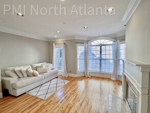 2444 Brookhaven Heights Ct in Atlanta, GA - Foto de edificio - Building Photo