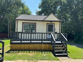 1174 Youngstown Rd SE in Warren, OH - Building Photo