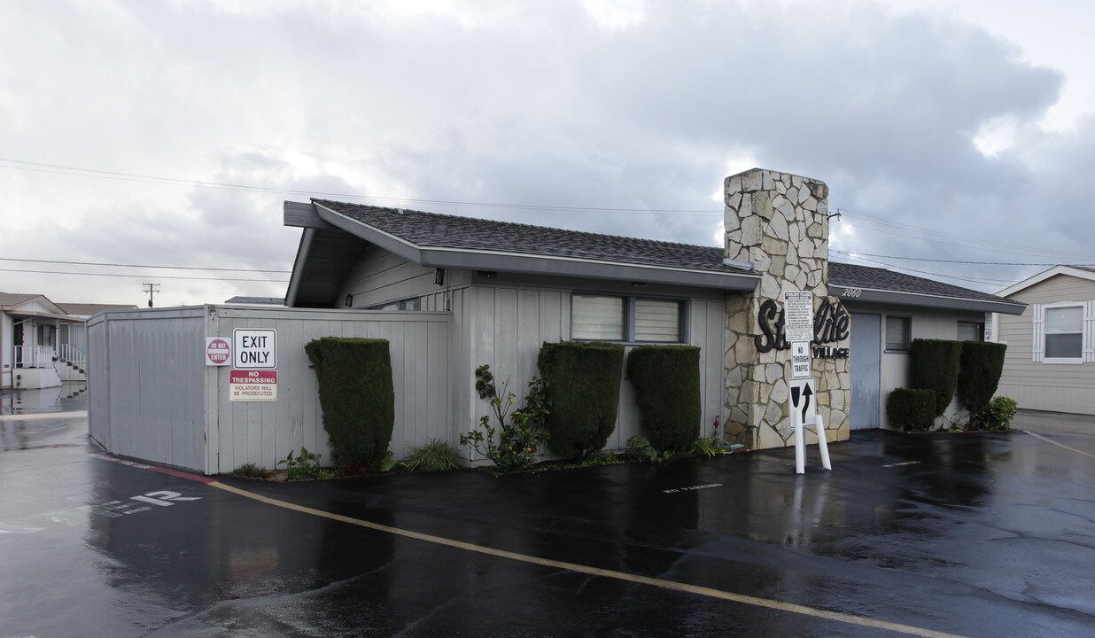 2060 Newport Blvd in Costa Mesa, CA - Foto de edificio