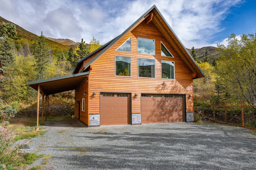 525 Wolf Dr in Anchorage, AK - Building Photo