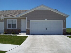 Woodland Creek Townhomes - Saginaw, MI in Saginaw, MI - Building Photo - Building Photo