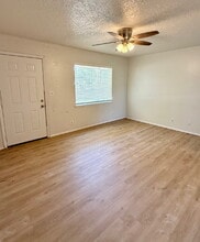 813 S Meadow Ln in Mustang, OK - Building Photo - Building Photo