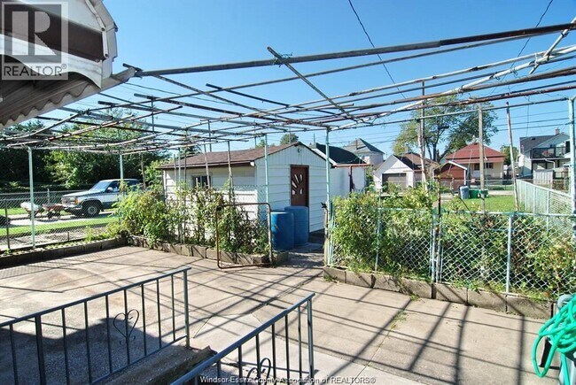 875 Parent Parent  MAIN LEVEL in Windsor, ON - Building Photo - Building Photo