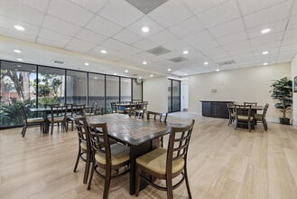 Avondale at Warner Center in Woodland Hills, CA - Foto de edificio - Building Photo