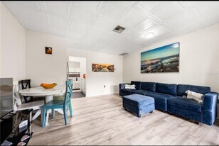 3523 Longmeadow in Sarasota, FL - Building Photo