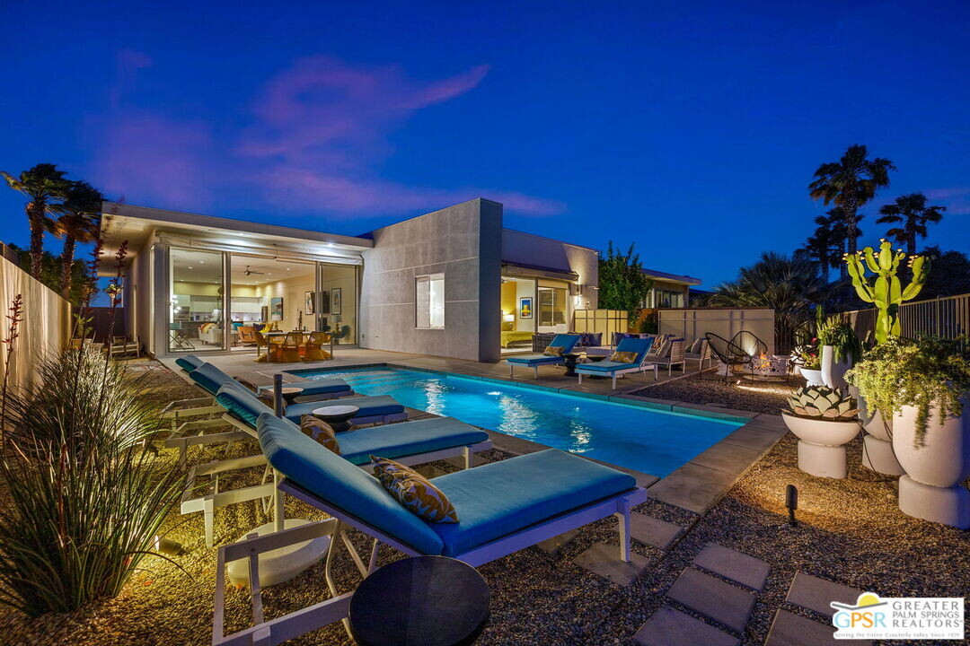 929 Bernardi Ln in Palm Springs, CA - Foto de edificio