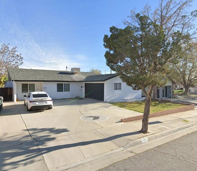 633 E Oldfield St in Lancaster, CA - Foto de edificio - Building Photo