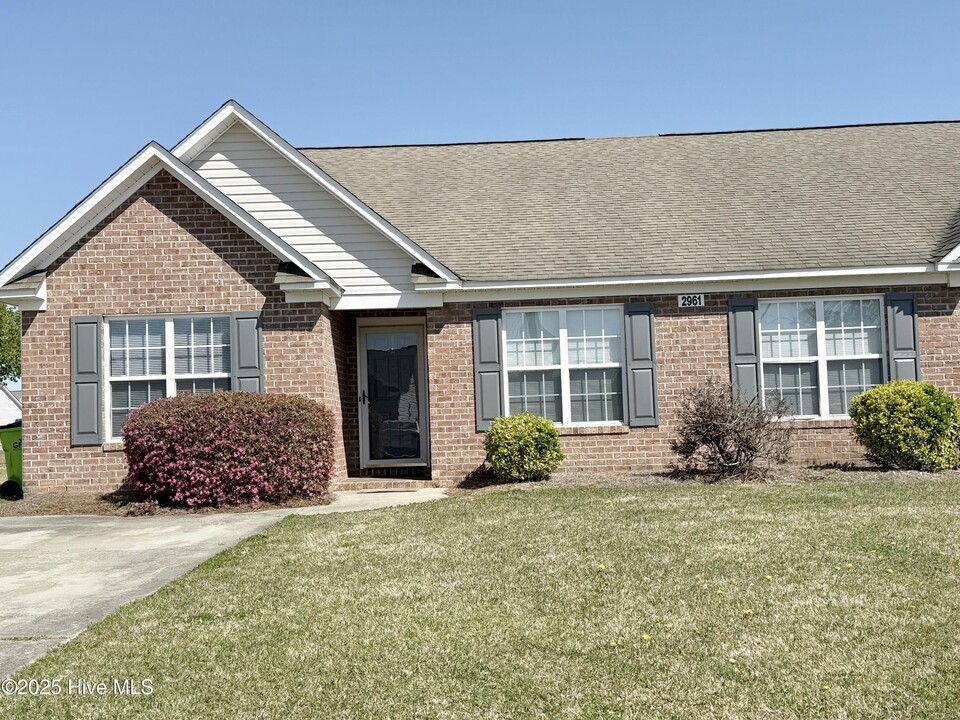 2961 Jessica Dr in Winterville, NC - Building Photo