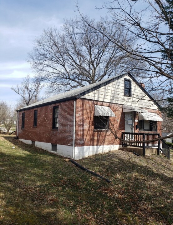 701 Carson Rd in Ferguson, MO - Building Photo