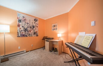 3942 N Oakland Ave, Unit 135 in Shorewood, WI - Foto de edificio - Building Photo