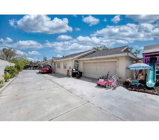 1451-1459 Laurel Ave in Pomona, CA - Foto de edificio - Building Photo