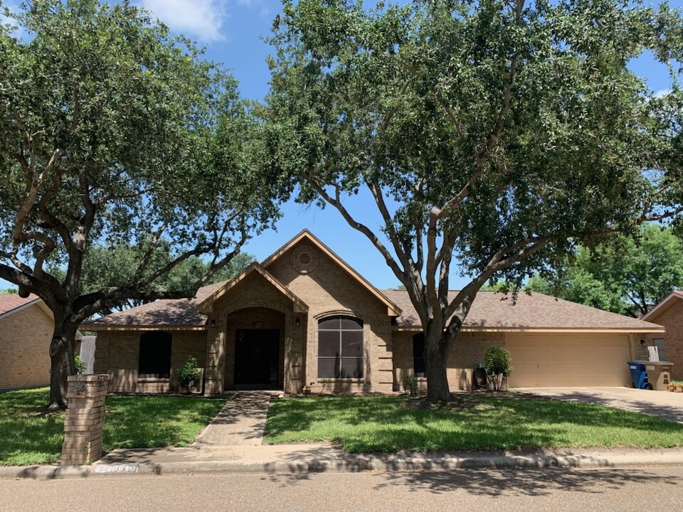 2301 Anacua Cir in Edinburg, TX - Building Photo