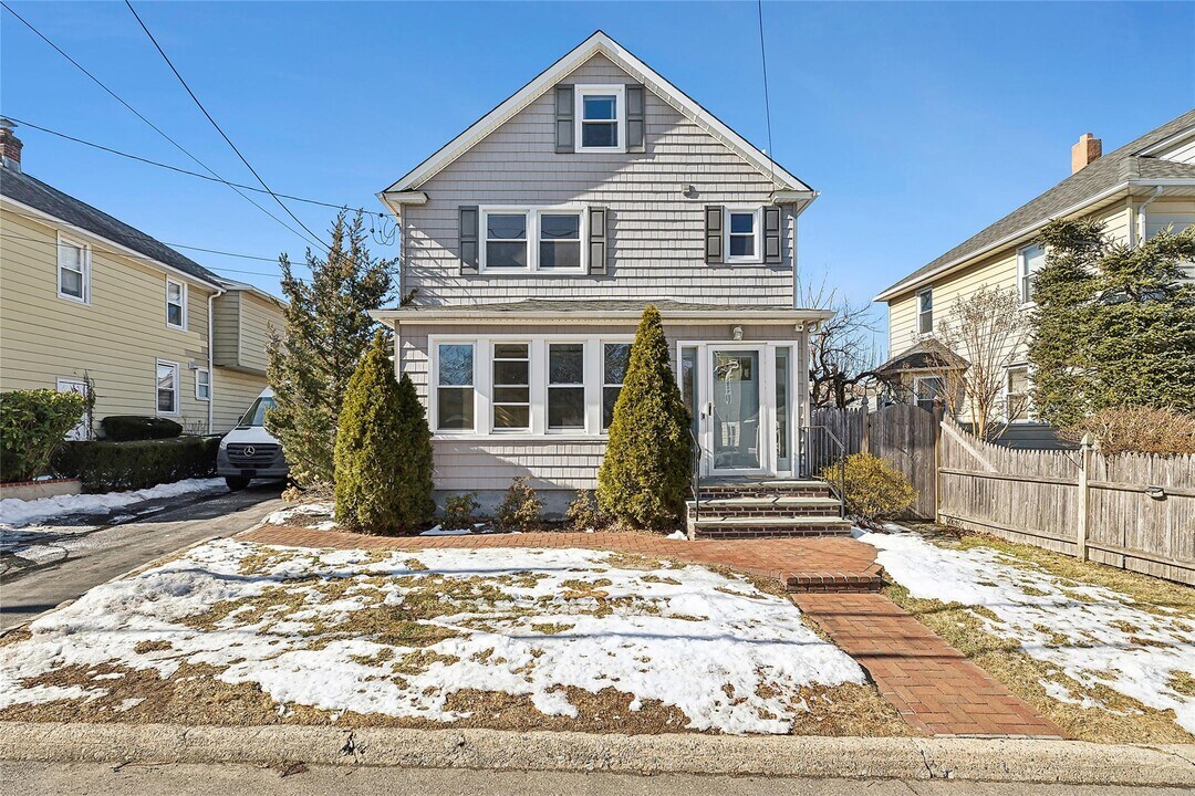 11 Miller St in Glen Cove, NY - Building Photo